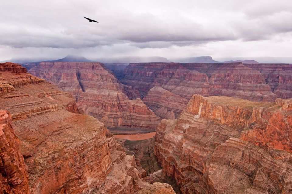 Las Vegas: Grand Canyon Helicopter Landing Tour - The flight out: leaving Vegas and crossing Hoover Dam country