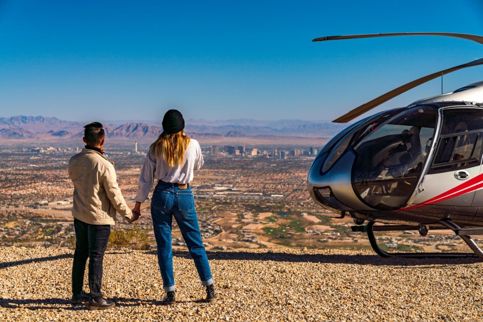 Las Vegas: Red Rock Canyon Helicopter Landing Tour - Spotting the Strip icons from above without losing the desert point
