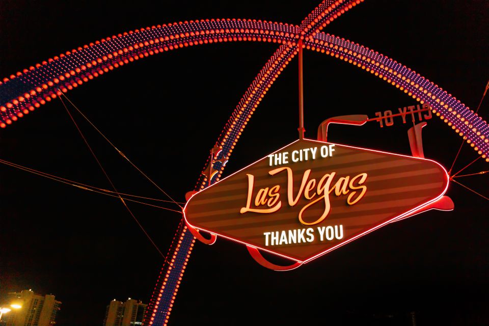 Las Vegas: Sightseeing Night Tour by Open-top Bus - The Welcome sign stop: how to catch it without rushing